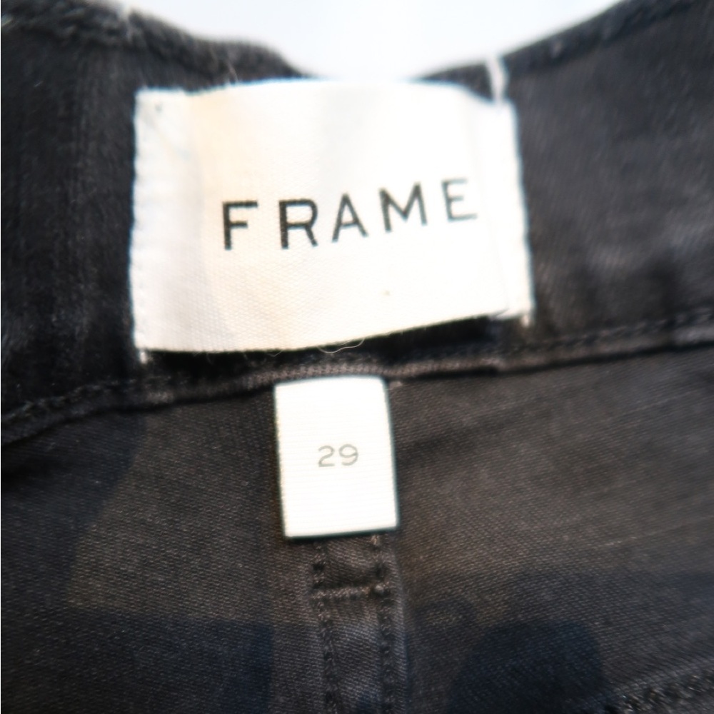 FRAME Le Skinny De Jeanne Jeans in stretch denim with frayed bottoms. Size 29